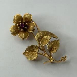 Broche et rubis - Or 18 Carats - 7.46 Grammes